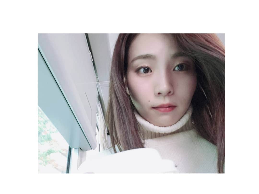 本田珠規のインスタグラム：「今日はいつもより強めメイク💄 . 白タートルって、顔を埋めたくなるね。 この　@barnyardstorm のニット。 形が良くて着心地良くてめちゃくちゃお気に入り！ . . #白ニット#白タートルネック#fashion #knit#sweater #barnyardstorm #秋服 #上司役#OL役#銀座にて #本田珠規」