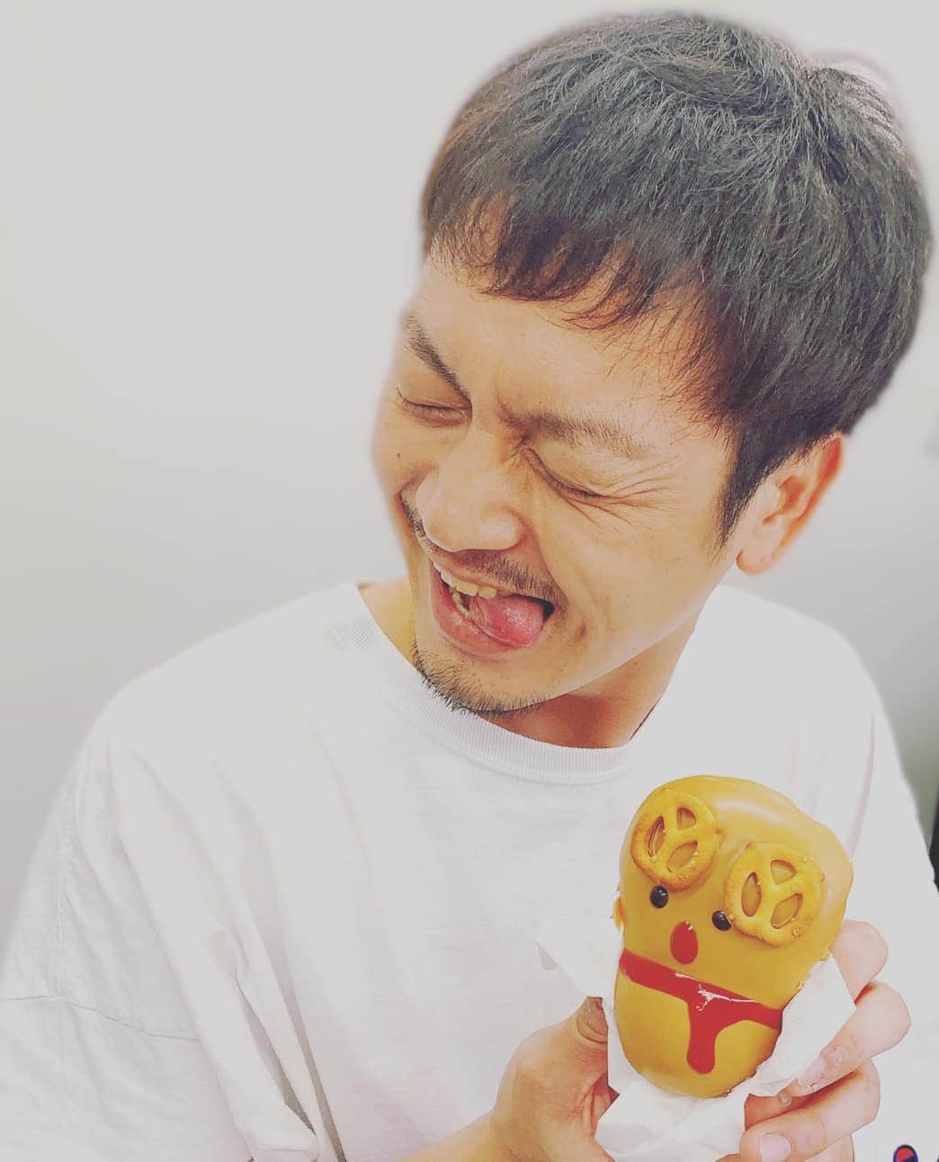 海老澤健次さんのインスタグラム写真 - (海老澤健次Instagram)「本日も劇メシ！19時公演！当日券もまだまだあります。川崎は遠い感じだが意外に近いです！！お客様と近距離で芝居するの楽しすぎます。是非、体験していただけたらと思います！！終演後は普通に入り口側にいるので気軽に話しかけて下さい😃普通に答えます。(笑)  #劇メシ #ハイイロキツネは二度遠吠う  #神奈川公演 #CAMP #海老澤健次」11月18日 16時24分 - ebisawa_kenji