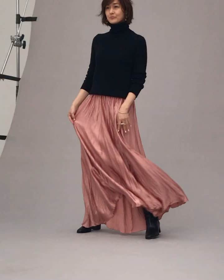 のインスタグラム：「発売中のエクラ、12月号の表紙撮影風景です！　富岡さんはいつも、スカートやコートなどの裾をちょうどいいドラマチック具合にひらひらさせる達人です。こちらの撮影でも、スタイリングの妙を十二分に、立体感でもって出して魅せてくれています❣️ 服を心から愛して一体化する姿勢が伝わってくるのです。（副編U）  #エクラ #富岡佳子 #表紙撮影　#ムーレー　#フォルテフォルテ」