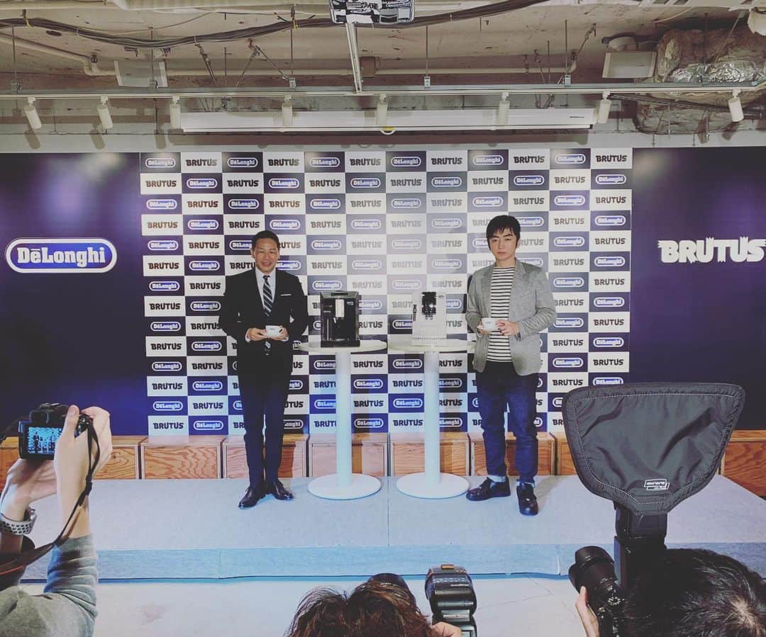 のインスタグラム：「デロンギ×ブルータスのトークイベント。松浦弥太郎さんと羽田圭介さん、作家とコーヒーは相性のいいものだけど、数ヶ月試してここまで絶賛してくれるとは何事じゃ！　僕も買うことにしたのだ。ミイラ取りがミイラになるとはこのことじゃ。 #delonghi #BRUTUS」