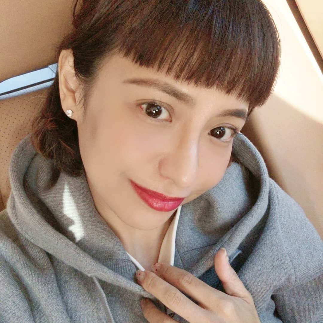 三喜本惠美さんのインスタグラム写真 - (三喜本惠美Instagram)「・ 幼稚園に通い出してやっと自分に時間が持て 美容好きが復活💕 お手入れするとお肌の調子が甦り 気分もやる気も違う自分に気が付きます🌿 顔に見付けた小さなポツポツも表参道メディカルクリニックで綺麗にしてもらい、ヒーライトも受けて、お肌の調子が良くて凄い嬉しくなります👍 ありがとうございました🙏 @omotesando_medical_clinic  私は新宿院の院長先生にお願いしています‼️ ・ そして冬休み前に 年内最後のヘアカラーも済ませて完璧😊 インナーにハイライトのメッシュを @sakuraimadoka のセンスで入れてもらっています💕 ・ パパが撮影してくれた3枚目の写真 抱っこで寝んねがママの1番の幸せ時間〜💕 子供は可愛いですね💕 #表参道メディカルクリニック #表参道メディカルクリニック新宿院 #美容皮膚科#美容好き#美容マニア #BEAUTRIUM#beautriumaoyamast#青山ヘアサロン#表参道ヘアサロン#ビュートリアム#大人ヘア」11月18日 16時31分 - megumi_mikimoto