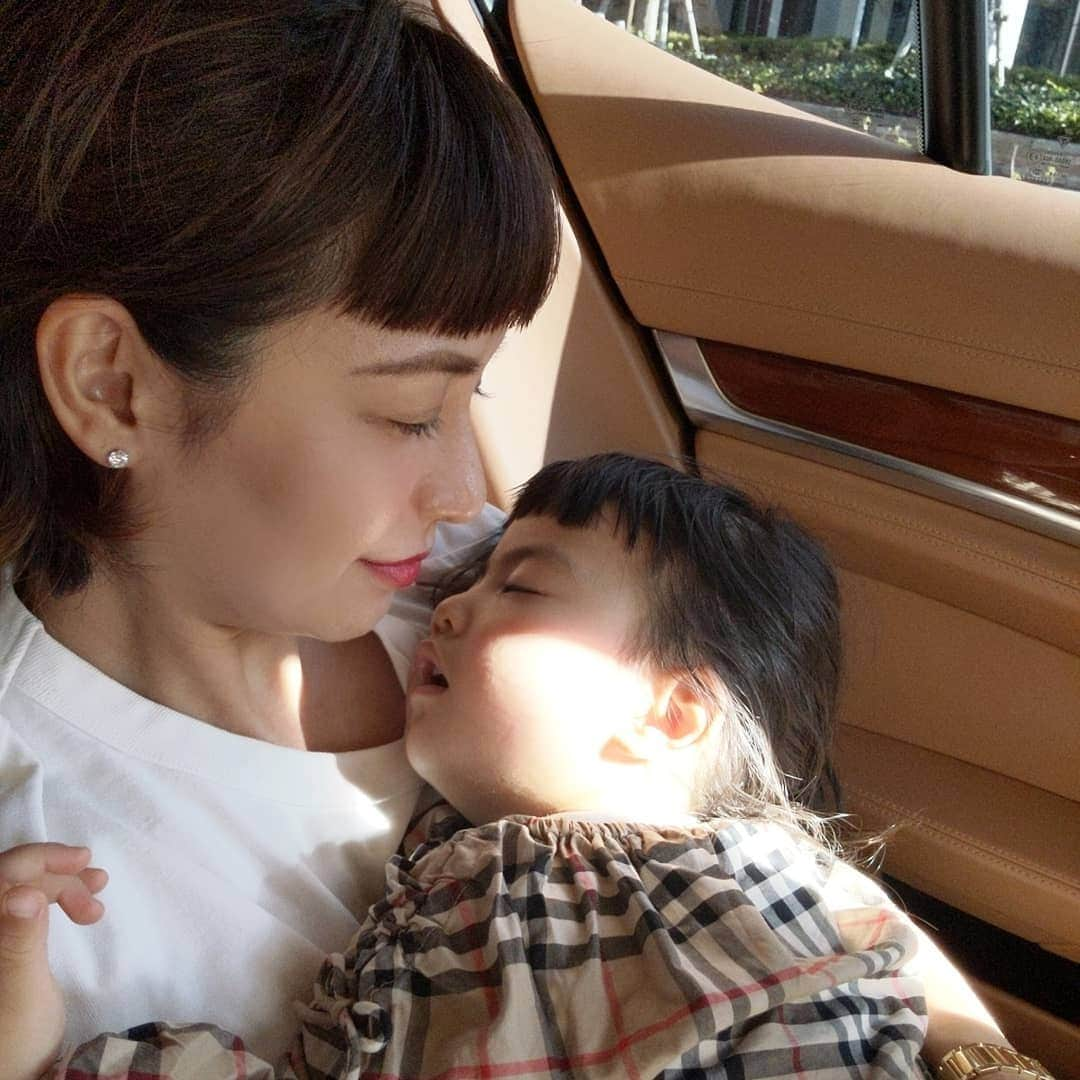 三喜本惠美さんのインスタグラム写真 - (三喜本惠美Instagram)「・ 幼稚園に通い出してやっと自分に時間が持て 美容好きが復活💕 お手入れするとお肌の調子が甦り 気分もやる気も違う自分に気が付きます🌿 顔に見付けた小さなポツポツも表参道メディカルクリニックで綺麗にしてもらい、ヒーライトも受けて、お肌の調子が良くて凄い嬉しくなります👍 ありがとうございました🙏 @omotesando_medical_clinic  私は新宿院の院長先生にお願いしています‼️ ・ そして冬休み前に 年内最後のヘアカラーも済ませて完璧😊 インナーにハイライトのメッシュを @sakuraimadoka のセンスで入れてもらっています💕 ・ パパが撮影してくれた3枚目の写真 抱っこで寝んねがママの1番の幸せ時間〜💕 子供は可愛いですね💕 #表参道メディカルクリニック #表参道メディカルクリニック新宿院 #美容皮膚科#美容好き#美容マニア #BEAUTRIUM#beautriumaoyamast#青山ヘアサロン#表参道ヘアサロン#ビュートリアム#大人ヘア」11月18日 16時31分 - megumi_mikimoto