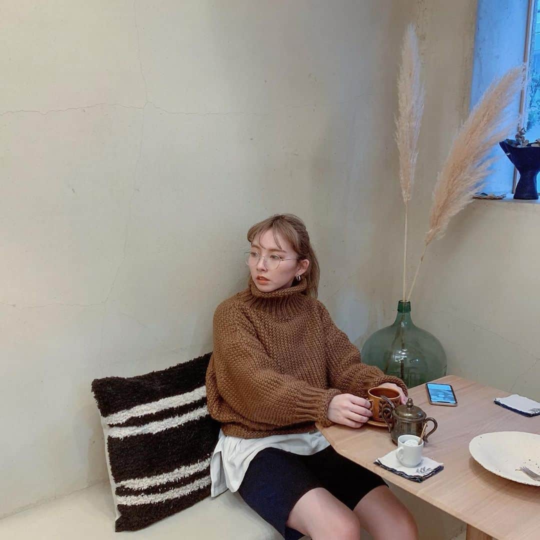 のインスタグラム：「. たまにはぽくない日。 テーマは少年のカフェ巡り☕️ . 広島のおしゃれな モルタル系cafeないかなぁ🍨🍨」