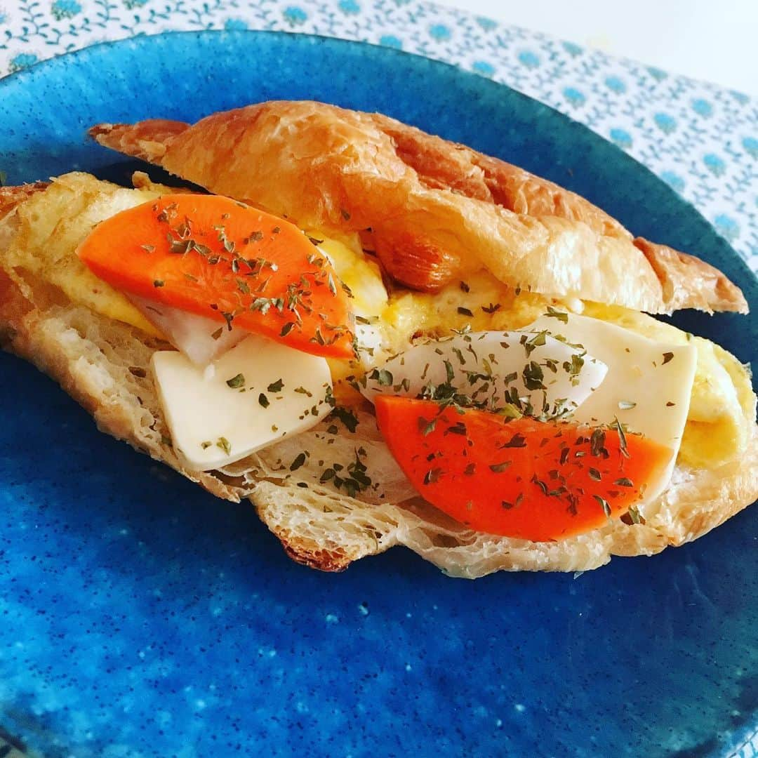 大湯みほさんのインスタグラム写真 - (大湯みほInstagram)「……… ✨ぬかワッサン🥐サンド✨ ・ 忙しい朝は、パンにぬか漬け・スクランブルエッグ🐣挟んで出来あがり❣️ あたたか〜い珈琲とご一緒にどーぞ召し上がれ！！✨ ・ #ぬかワッサンサンド #ぬか漬けサンド #ぬかサンド #大根ぬか漬け #にんじんぬか漬け #チーズぬか漬け #ぬか漬け #アレンジレシピ #簡単 #忙しい朝に #乳酸菌 #腸活レシピ　#菌活生活 #腸から元気  #腸内環境 #発酵 #ぬか漬けマイスター　 #大湯みほ」11月18日 16時35分 - nukazukemiho0320