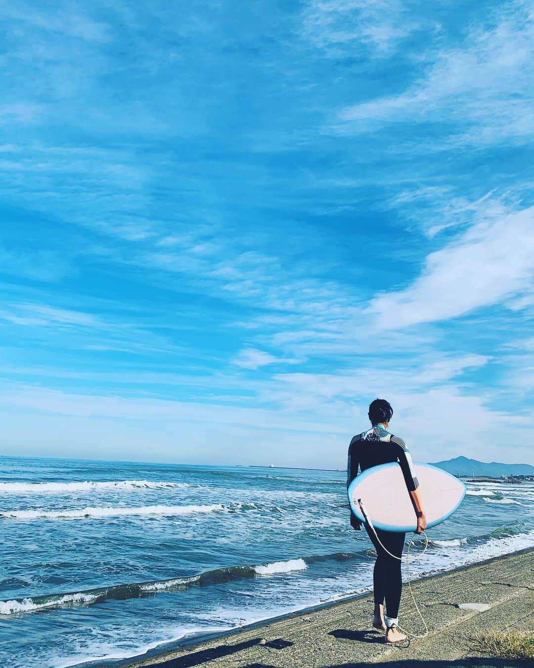 のインスタグラム：「・ ・ 冬は来るのか⁇ という程暖かな1日🌞✨ ・ まだ郷に雪は降らない。 ・ ・ よし海に行こう🌊✨ ・ ・ 贅沢な環境🙏 外遊び最高💖 ・ @roxyjapan  #outdoorfitness  #外遊び #健康への近道  #健康な身体を維持 #その秘訣は運動にあり #目的はQOLの向上💪」