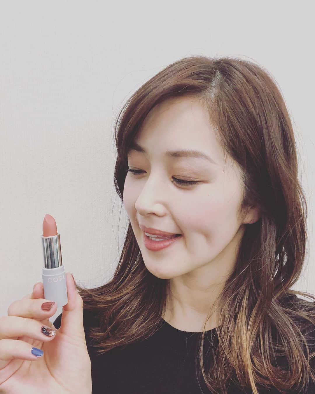 笛木優子のインスタグラム：「秋冬に合う口紅💄を見つけました💓  #コーラルピンク #coel  @coel_y  @youn1029」