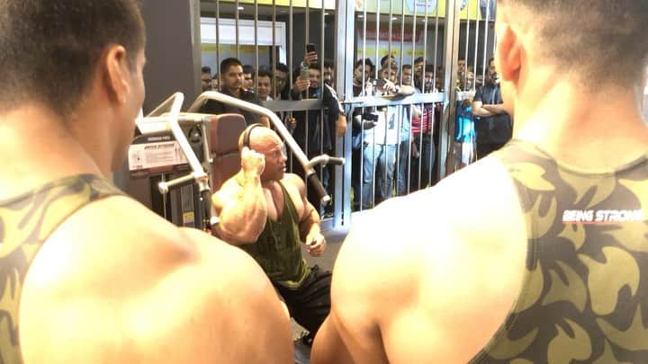 Phil Heathのインスタグラム：「Huge thank you to @beingstrongindia and the amazing staff/ security. It was crazy inside the expo a lot of excited fans💪🏽 I had a great time training and giving all my amazing fans an opportunity to see me in action! Shurie and I were blown away by everyone, especially the incredible art work and tattoos! Much love and gratitude 💪🏽🇮🇳 #MrOlympia #Ihffindia #PhilHeath #PhilHeathLabs」