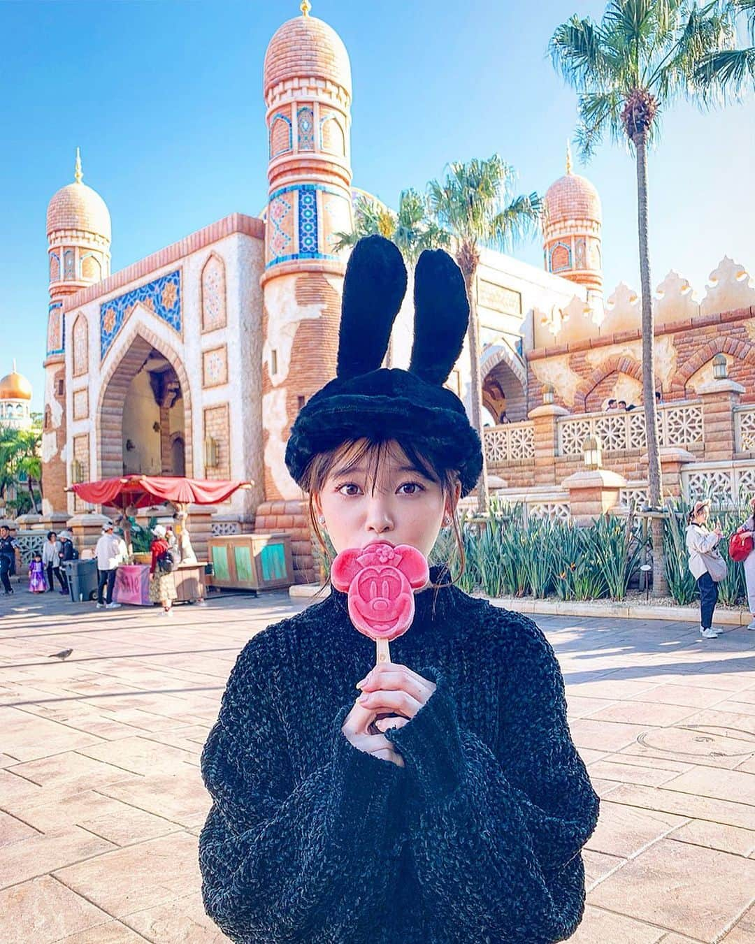 陽菜えみるさんのインスタグラム写真 - (陽菜えみるInstagram)「. . 🏰💫✨✨ くいしんぼ🍭🐜 . . . #夢の国 #夢の国へ #ディズニー #夢が叶う場所 夢の国でもくいしんぼ🤪🙄 #乗りもの よりも #パレード よりも 食べるのがすき⁉️ #完全に #夢の国パワー #うかれてる #ディズニーシー #ディズニーランド #ディズニーコーデ #ディズニー好き #ディズニーグッズ #ディズニーカチューシャ #ディズニーお土産 #ディズニー好きと繋がりたい #ディズニー大好き #ディズニー行きたい #オズワルド #オズワルドコーデ #ブラックコーデ #ブラックコーデディズニー #帽子 #かぶりもの 買ったものの誰も知らず オズワルドってアリじゃないの ⁉️ #アリ #ありんこ いや #うさぎ みたい #うさぎのいる生活 #うさぎのいる暮らし うさぎと暮らしてみませんか❓🐰」11月18日 16時54分 - emiru_haruna