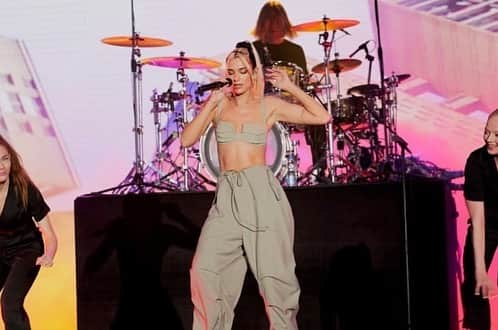 ワーナーミュージック・ジャパン洋楽さんのインスタグラム写真 - (ワーナーミュージック・ジャパン洋楽Instagram)「【Dua Lipa】 先日ムンバイで行われた「OnePlus Music Festival」のステージにデュア・リパ登場‼️ ✨ 「ニュー・ルールズ」、「ブロウ・ユア・マインド」、「ホッター・ザン・ヘル」など多くのヒット曲を披露しました！ 11月1日にリリースされた最新曲「ドント・スタート・ナウ」も歌いました❣️ ✨ パワフルな歌唱力だけでなく、とても美しいルックスと華麗なダンスステップをするデュアからみんなは目が離せません😍 ✨ そして同じくステージでパフォーマンスをした歌姫ケイティ・ペリーとのツーショットも投稿💕 ✨ 「 @Katy Perry’s と共にムンバイのステージに立ててとても光栄だわ！今回ケイティのセットを見ている時、私が１５歳の時に初めてケイティ・ペリーのコンサートへ行った時を思い出して興奮が止まらなかったの！！今でも変わらない素晴らしさ！本当に最高だったわ！！らぶ！！」とデュアはコメント😊 #dualipa #katyperry #oneplusmusicfestival #mumbai #dontstartnow #newrules #musicfestival #デュアリパ #ドントスタートナウ #ケイティペリー #ムンバイ #新曲 #洋楽」11月18日 16時56分 - warnermusicjp_intl