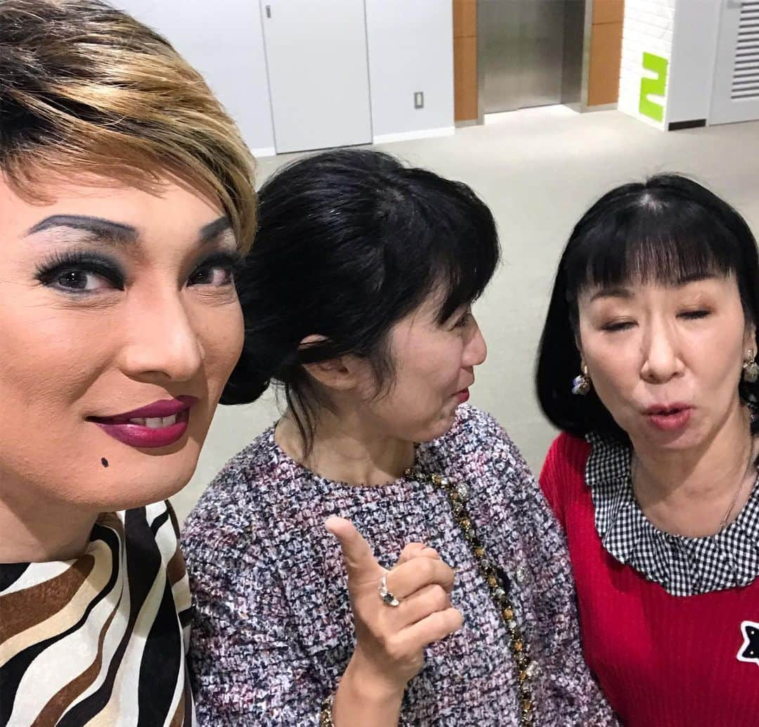 大宮エリーさんのインスタグラム写真 - (大宮エリーInstagram)「ナジャさんの腕は 黄金の自撮り棒byりんご姐さん」11月18日 17時01分 - ellie_omiya