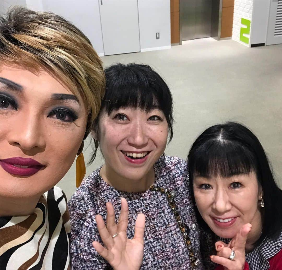 大宮エリーさんのインスタグラム写真 - (大宮エリーInstagram)「ナジャさんの腕は 黄金の自撮り棒byりんご姐さん」11月18日 17時01分 - ellie_omiya