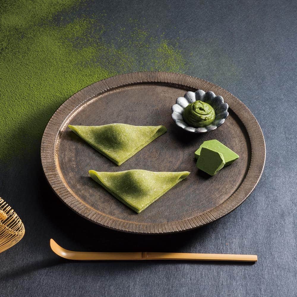 おたべ Instagram officialのインスタグラム：「「抹茶ショコラのおたべ」新発売！ ～ 11月20日より販売開始 ～  ルビーショコラのおたべに続く、ショコラシリーズ第3弾  抹茶チョコレート×おたべ　京都の冬に魅惑のコラボレーション！  香り豊かな抹茶チョコレートをガナッシュに仕上げ、  国産コシヒカリと厳選したお水で作った抹茶の生八つ橋でやさしく包みました。  ガナッシュの滑らかな口溶けと、生八つ橋のもちもちとした食感を同時に楽しめる、  京都らしさいっぱいの期間限定おたべです。  価格：10個入り (5個入り×2パック) 税別660円  販売エリア：京都市内観光地、京都駅　他  http://www.otabe.kyoto.jp/」