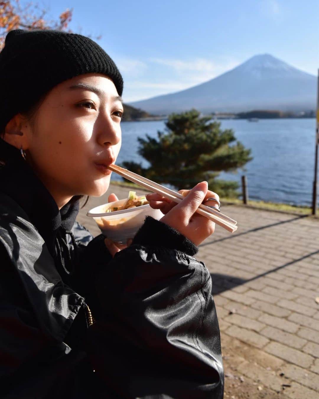 田辺かほさんのインスタグラム写真 - (田辺かほInstagram)「. 食べるって幸せだ😆 紅葉と富士山は最高のロケーションだったなあ🍁🏔 .  #紅葉 #紅葉祭り」11月18日 17時08分 - kaho__tanabe