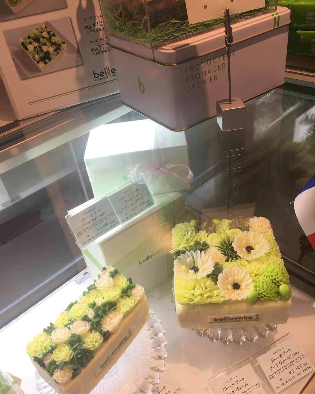 小川りかこさんのインスタグラム写真 - (小川りかこInstagram)「麻布十番にある @beillevaire_japon の 高級発酵バターとプレミアムチーズのミックスソフトクリーム🍦美味しかった😋他のケーキも美味しそう😍  #ソフトクリーム#麻布十番 #麻布十番ソフトクリーム#🍦#softcream#beillevaire」11月18日 17時05分 - rikakoogawa