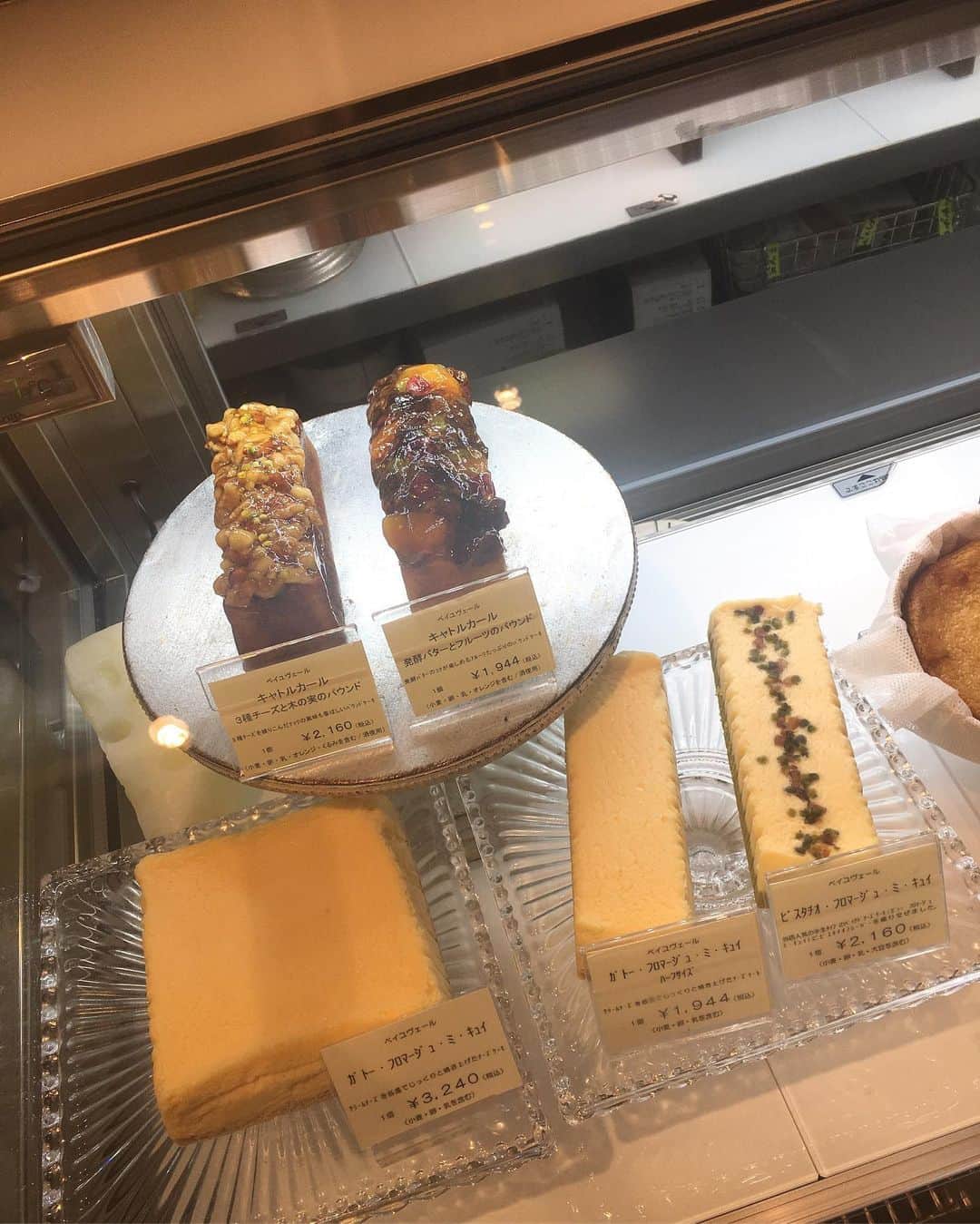 小川りかこさんのインスタグラム写真 - (小川りかこInstagram)「麻布十番にある @beillevaire_japon の 高級発酵バターとプレミアムチーズのミックスソフトクリーム🍦美味しかった😋他のケーキも美味しそう😍  #ソフトクリーム#麻布十番 #麻布十番ソフトクリーム#🍦#softcream#beillevaire」11月18日 17時05分 - rikakoogawa