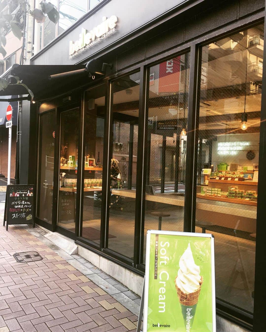 小川りかこさんのインスタグラム写真 - (小川りかこInstagram)「麻布十番にある @beillevaire_japon の 高級発酵バターとプレミアムチーズのミックスソフトクリーム🍦美味しかった😋他のケーキも美味しそう😍  #ソフトクリーム#麻布十番 #麻布十番ソフトクリーム#🍦#softcream#beillevaire」11月18日 17時05分 - rikakoogawa