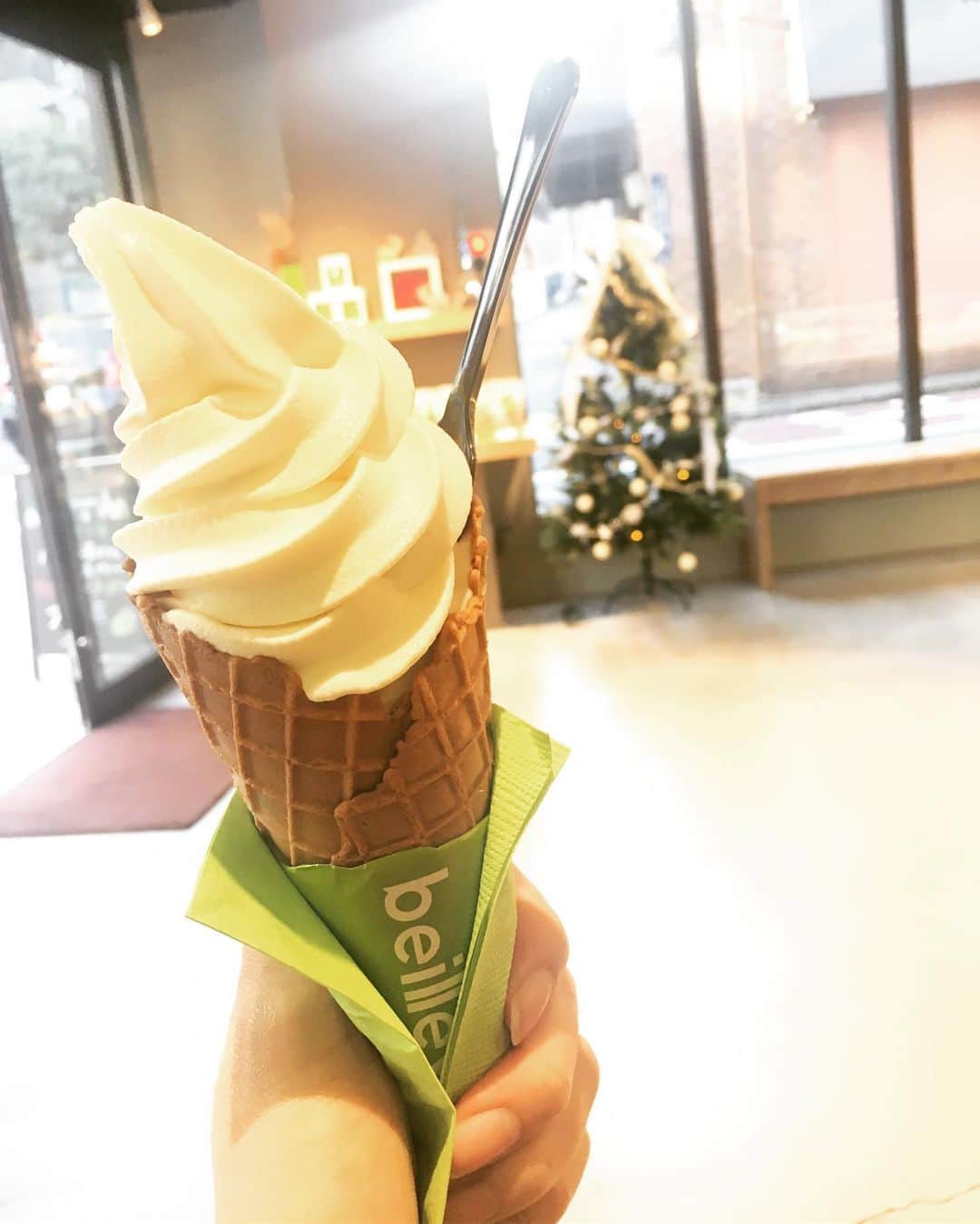小川りかこさんのインスタグラム写真 - (小川りかこInstagram)「麻布十番にある @beillevaire_japon の 高級発酵バターとプレミアムチーズのミックスソフトクリーム🍦美味しかった😋他のケーキも美味しそう😍  #ソフトクリーム#麻布十番 #麻布十番ソフトクリーム#🍦#softcream#beillevaire」11月18日 17時05分 - rikakoogawa