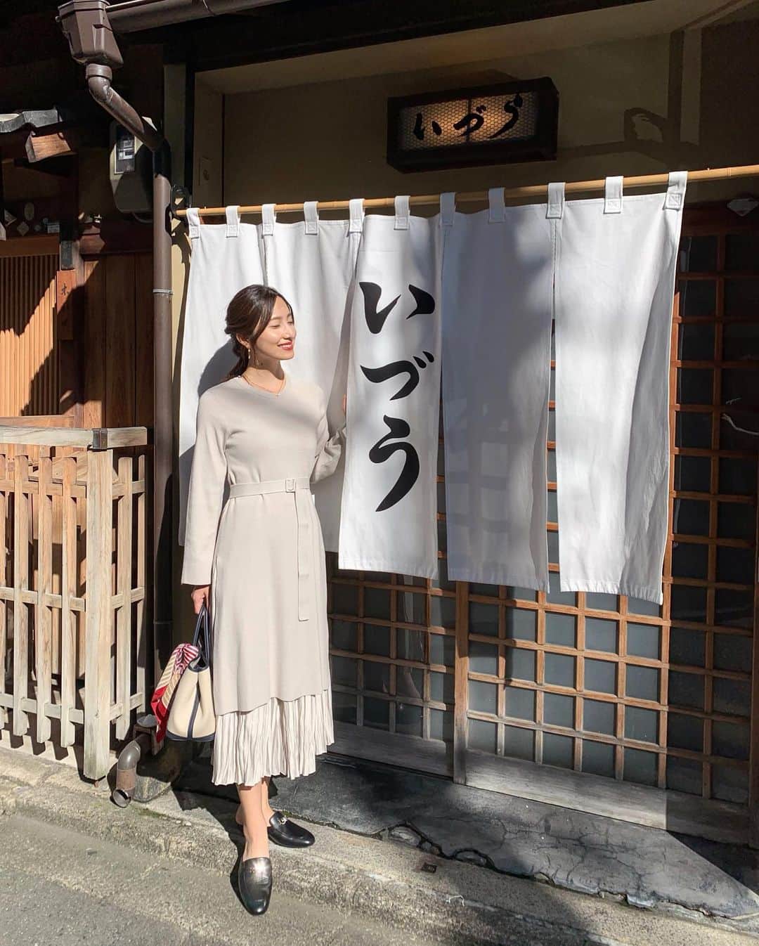 雨宮みずきさんのインスタグラム写真 - (雨宮みずきInstagram)「． 今日からまた１週間の始まり‼️ 街はどこもクリスマス😭🎄🎅 寒いの苦手だけどイルミネーションとか 冬の澄んだ空気は好きだな〜☺️ 気を引き締めて頑張りましょう💪❤️ ． 京都名物編は鯖寿司で有名ないづう🐟🍱 京都駅にも売ってる赤福と いづうの鯖寿司は自分へのお土産で よく買ってます🐷笑 ． コーデはタグ付けしてます🏷 ． #鯖寿司 #さば寿司 #いづうの鯖寿司 #いづう #京都祇園 #祇園四条 #祇園グルメ #京都土産 #京都名物 #京都旅行 #京都観光 #京都 #和菓子カフェ #和菓子 #あんこ好き #あんこ大好き #kyotojapan #kyotocafe #kyotofood #wagashi」11月18日 8時22分 - ammymzk0926