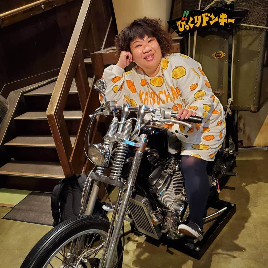 八つ橋てまりさんのインスタグラム写真 - (八つ橋てまりInstagram)「バイクとドンキーとてまり♡ ・ 乗ってもいーって言われて乗ろうとしたら、まず足が上がらなくてWWW  こんな、えらそーな顔してっけど、ここまでの道のり相当あったから🤣🤣🤣 乗る前大きかったバイクが、写真で見ると小さかったな、、、 何でだべ？？？？ 誰か教えてーーー(*´∀｀)ﾉ  プニュズは、かぼちゃ🎃 こらは、発売中で、今は、他に『ぎょうざ』『おでん』『サバ缶』が出てるよ♡ ちなみに、サバ缶以外持ってる😊✨ サバ缶ほしー💮💮💮💮 #てまり映え #びっくりドンキー #バイク #ハンバーグ #300g #プニュズ #てまり #笑顔 #happy #かぼちゃ #オレンジ #プニュズ愛がとまらない」11月18日 8時29分 - temari.odebu