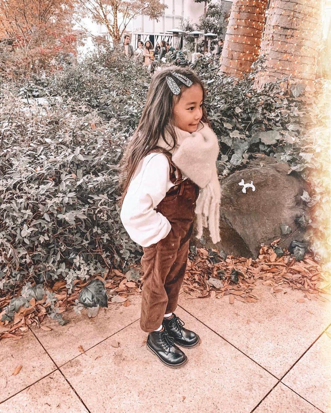 ✷kana✷のインスタグラム：「🍂 . . 昨日複数枚投稿したつもりが 除外されちゃってたりーさん笑 . 紅葉見に行きたいよう〜 都内近郊の紅葉スポット穴場 知ってる方情報ください❤︎ 外苑前もイチョウきれいだけど 紅葉狩りしたい🍁 . salopette @laulea_shop #キッズコーデ #キッズファッション #セレクトショップ」