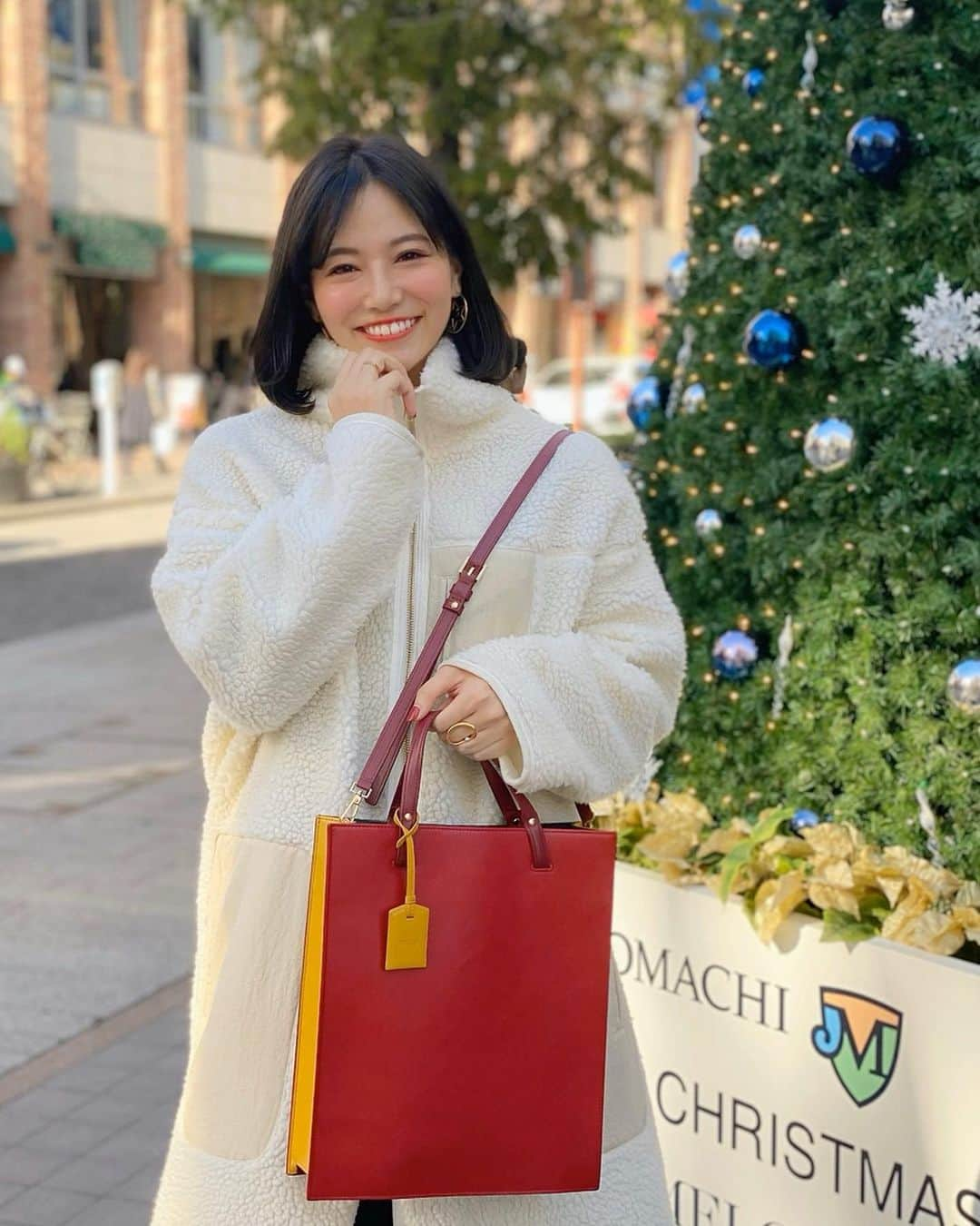 石井里奈さんのインスタグラム写真 - (石井里奈Instagram)「おはよん☀️ . 今日は最近のお気に入りの冬コーデ❤️ . もこもこ白コートお気に入りなのだ🧸 . そしてお気に入りのNewバッグ👜 . JOGGOで自分でカスタマイズで作っちゃいました☺️❣️ 通勤でもA4もPCも入るので使ってるんだけど、持ってるとバッグかわいいっていってもらえてすごいよりお気に入り💕 . 配色を自分で決めたんだけど、秋冬にぴったりの大人なレッドカラーをベースに、皆さんによく似合うといっていただけるマスタードイエローをサイドに💕 . インナーは汚れても、目立たないようにカーキにしてみたよ！！しかも中に名前入れもできるのだ（6枚目見てね） . もうすぐクリスマスでプレゼントに悩んでいる方🎅プレゼントにもラッピングもされてくるので、すっごくおすすめです💕（相手の名前も入れれて好きな色選べるのが本当素敵） . 今回このクーポンコード【X19ri】（有効期限：12月15日）から商品を注文すると、バッグのサイド色で、同じ名入れが入った限定ノベルティがついてくるよ💕 オーダーは @joggo_store から💕 . 今からプレゼント準備を始めましょ🎁 . #JOGGO #わたし色に彩ればなりたいわたしに出会う #バッグ #PR #クリスマス #クリスマスプレゼント #オーダーメイド #名入れ #クリスマスギフト #プレゼント #ギフト #コーディネート #コーデ #冬コーデ #coodinate #fashion #ファッション #クリスマスコーデ #xmas #chiristmas2019 #xmas2019 #xmas #メンズギフト #gift #present #サプライズ #サプライズプレゼント #クーポン #カスタマイズ #白コート #りなまるコーデ」11月18日 8時42分 - ri7tin1025