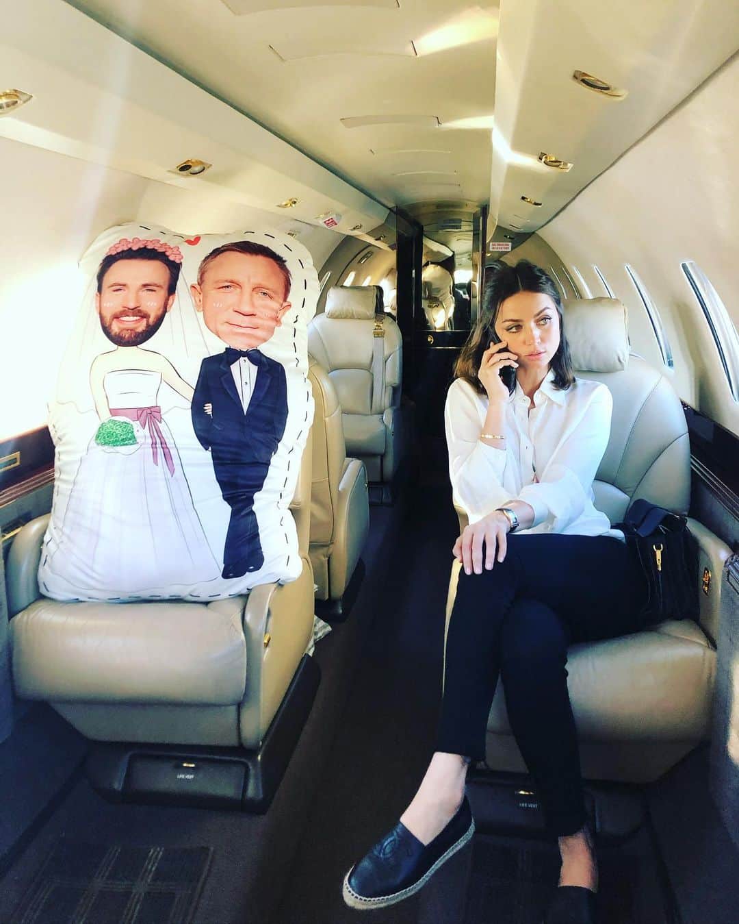 アナ・デ・アルマスのインスタグラム：「Honeymoon planning is a full time job. 🔪🍰」