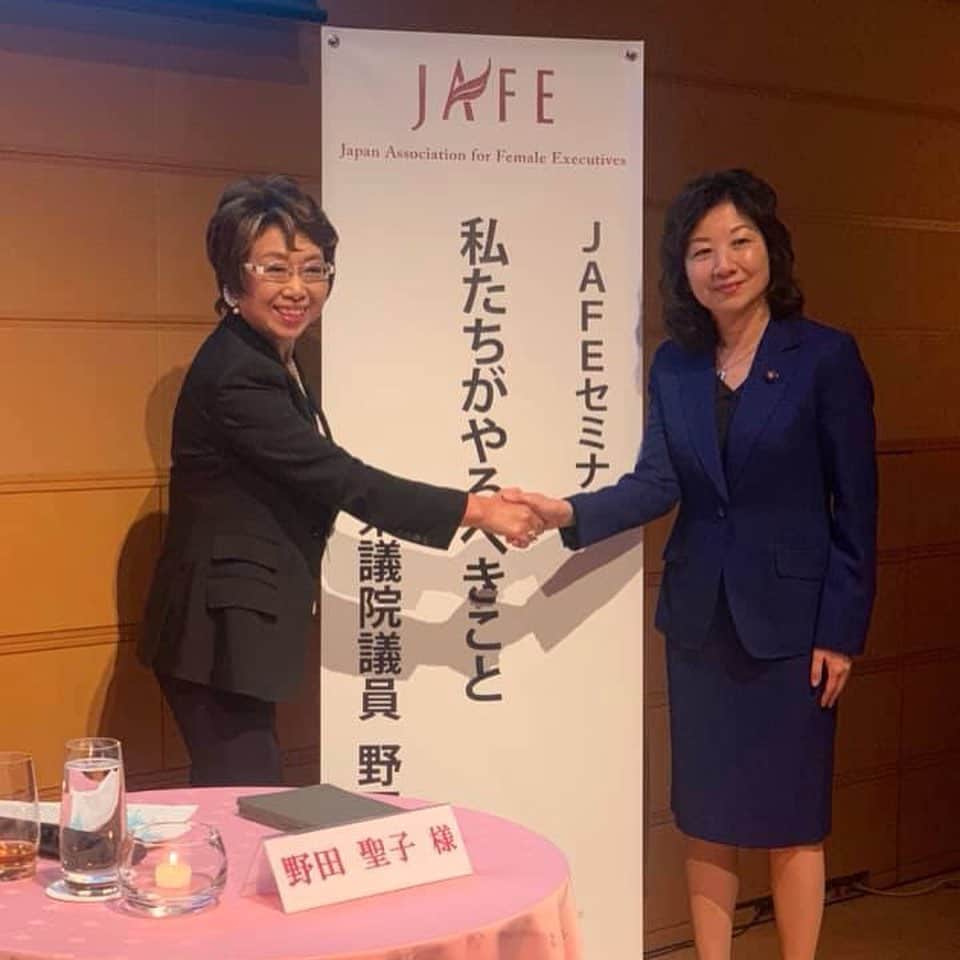野田聖子さんのインスタグラム写真 - (野田聖子Instagram)「JAFE 日本女性エグゼクティブ協会にお声がけいただき、講演をさせていただきました。代表の中村さんとの話の中で、今までのさまざまな取り組みについて話をさせていただきました。  #野田聖子 #jade #JAFE #日本女性エグゼクティブ協会」11月18日 8時48分 - seiko.noda
