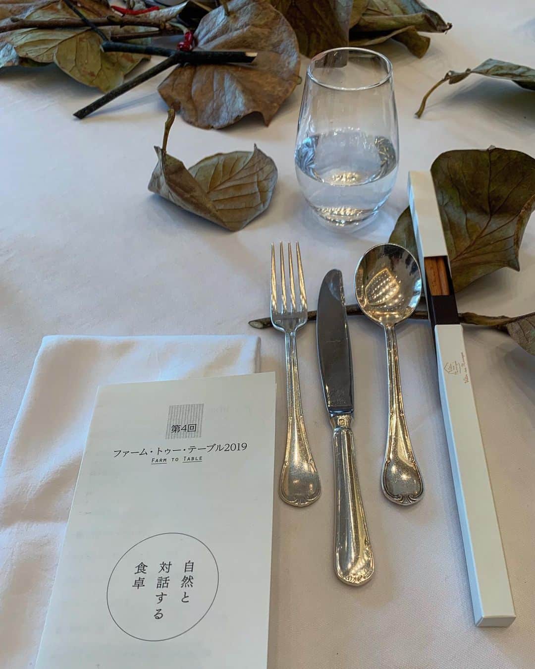 のインスタグラム：「Farm to Table. "自然と対談する食卓"  _特別な会に参加させていただく為、初めて軽井沢を訪れました。この会は勿論、その会の前日から会の後までかけて素晴らしい出会いの連続でした。  まずこのFarm to tableの会は、地元軽井沢のシェフを含め7人の料理人の皆様によるダイニング。しかしただのお食事会ではありません。  メニューを見ると、全て料理に名前がついていないのです。その代わりに使われるメインの食材が記載されていて、どんな料理になるのだろうと想像と期待が膨らみました。また、シェフからのお料理の説明の代わりに、その食材の作り手の生産者さんによる素材の育て方、こだわり、特徴などストーリーを伺うことができるのです。  放し飼いは勿論、季節に合わせた食材を餌にし家畜にストレスがないように心も体も健康に育てている畜産や、天然と養殖という言葉の分け隔てをとっぱらい自然な魚介を育てる水産…などなど。ただ美味しいものを、安全なものを、自然な形で作ってくださっているそのストーリーや、そこに込められた熱い想いを聞きながら、食べ物を味わう。私が昨今のテーマにしている、"栄養を食べる" ではなく、"命" を食べる。この通り、想い、愛情、エネルギーを感じる特別なお食事でした。  今回同席させていただいたのは、フレンチ日本料理などでティーペアリング としても大人気のtea company @the_teacompany さん。この会では特別なソムリエの方が、ノンアルコール希望の方の為のティーペアリングを選定くださり、アルコールありの方と同じくワイングラスにボトルティが注がれ、お料理に合わせたお茶の香りや風味、後味やマッチングを楽しむことができました。  写真をご一緒させていただいた北沢さんのお言葉を始め、心に刺さるキーワードやお話をお伺いすることができました。  命を頂いて、わたし達は生きている。 再生と消滅 …それが食べるということ。  美しい自然と共存するから私達が生きられる。 海の問題とか、山の問題とか、一局や一辺、一方向からだけの問題ではない。 点として問題をみるのではない。あらゆる角度からの包括的な視点が必要である。それは持続的に可能なのかをよく考える。全ては繋がっていて全ては一つなのだから。  昔はみんな山に向かっていた、街に向かって行く奴は馬鹿だと言われていた。今はみんなが街に向かっていて、山に向かって行く奴は馬鹿だと言われている。…きっと現代の人間が調和を取り戻すためには、本来の暮らしに立ち返り、自然に視野を向けることが必要なのだと改めて実感しました。  また、 誰かしてくれるだろう、国がしてくれるだろう、 なんとかなるだろうと私たちは思ってしまいがちだ。という話が刺さり、わたしは自分の健康や人生を何故か他人事のように、そして人任せにしてしまっているのではないか…と自分の専門分野に置き換えても考えさせられました。  そして最後の晩に、連れて行っていただいたお寿司屋さんで、初めてお会いしたお客様も含め大将とカウンターを囲み、対談させて頂いた内容が忘れられません。  大将の生き様が本当に素晴らしく、本物のプロフェッショナルの流儀を感じました。お食事も言うまでもなく最高峰でしたが、わたしが感じたのは味よりももっと…大将の生き様、想い、ストーリー。その安定した高いエネルギーが食べ物を通して私達の五感に働きかけているのだなぁと。全てが感動しっぱなしの空間で過ごす時間でした。そのプロフェッショナルな精神そのものが、スキル、アイデア、味、満足度、安心感、信頼… 顧客の心をガッチリ掴んで離さないのでしょう。  プロとしての生き方、心得…  そして人間としての本来あるべき姿を改めて感じ、おそらくその真意は最終的に全て同じなのだろうなと感じました。またそれは、感じようとしているか、していないかの違いなように思います。  動物は言葉は無くても、音はなくても、目に見えないテレパシーのようなもので意思疎通をとっている。我々は自分自身とも意思疎通がとれていない…感じられていない。目に見えるものや、言葉がいかに浅はかかということに気づく…というお話もまた、感慨深かった。  今回の短い滞在期間の中で素晴らしいご縁をいただけ過ぎて少し驚いていますが、今後頻繁に軽井沢を訪れる機会が増えそうな気がしています。2日間でご一緒させて頂きました皆様、本当にありがとうございました！  #軽井沢 #karuizawa #farmtotable #生産者 #料理人 #流儀 #命 #生命 #再生 と #消滅 #想い #ストーリー  #ペアリング #ティーペアリング #自然 #調和  #生き方 #プロフェッショナル #アーユルヴェーダ #ヨガ #伝統医学 #予防医学 #ウェルネス #ヘルスツーリズム #wellness #health #nature #harmony #ayurveda #FoodasMedicine」