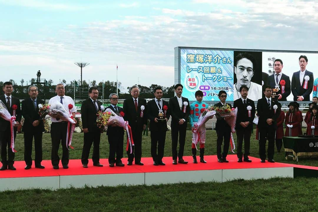 窪塚洋介さんのインスタグラム写真 - (窪塚洋介Instagram)「The beauty and the strength of the racing horses.  The sound of cheer and excitement from the crowd watching them.  The sight of the horses racing around the final corner, and the passion of the audience moved me.  It was my first time, and I'm already a fan.  I presented that race even though I was an absolute novice. lol #jra #kyoto #g1 #mcs」11月18日 9時09分 - yosuke_kubozuka