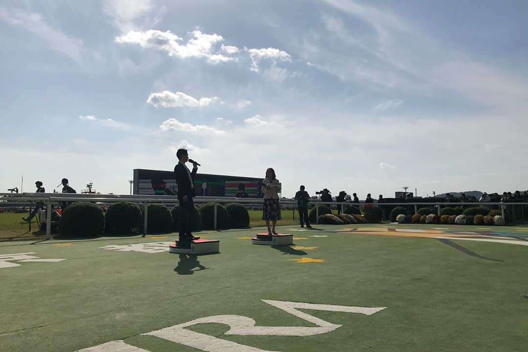 窪塚洋介さんのインスタグラム写真 - (窪塚洋介Instagram)「The beauty and the strength of the racing horses.  The sound of cheer and excitement from the crowd watching them.  The sight of the horses racing around the final corner, and the passion of the audience moved me.  It was my first time, and I'm already a fan.  I presented that race even though I was an absolute novice. lol #jra #kyoto #g1 #mcs」11月18日 9時09分 - yosuke_kubozuka