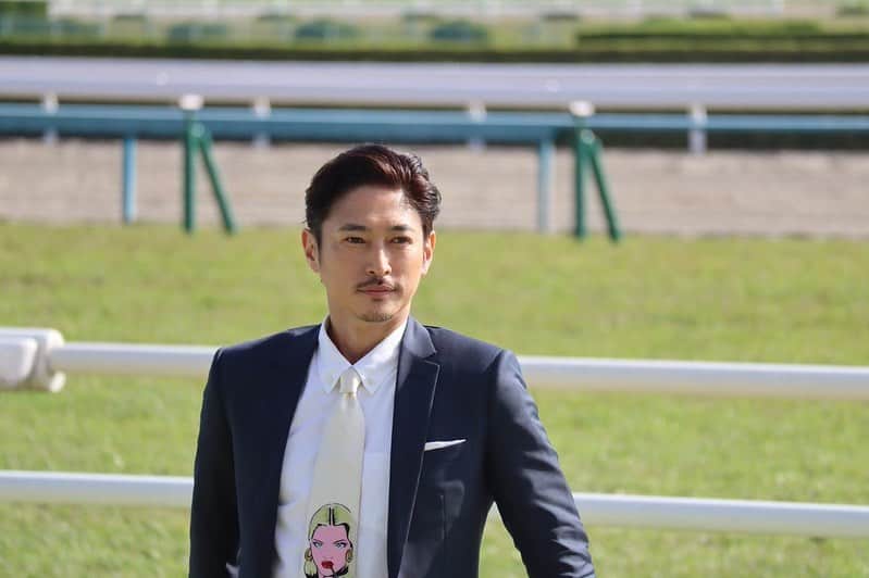 窪塚洋介のインスタグラム：「The beauty and the strength of the racing horses.  The sound of cheer and excitement from the crowd watching them.  The sight of the horses racing around the final corner, and the passion of the audience moved me.  It was my first time, and I'm already a fan.  I presented that race even though I was an absolute novice. lol #jra #kyoto #g1 #mcs」