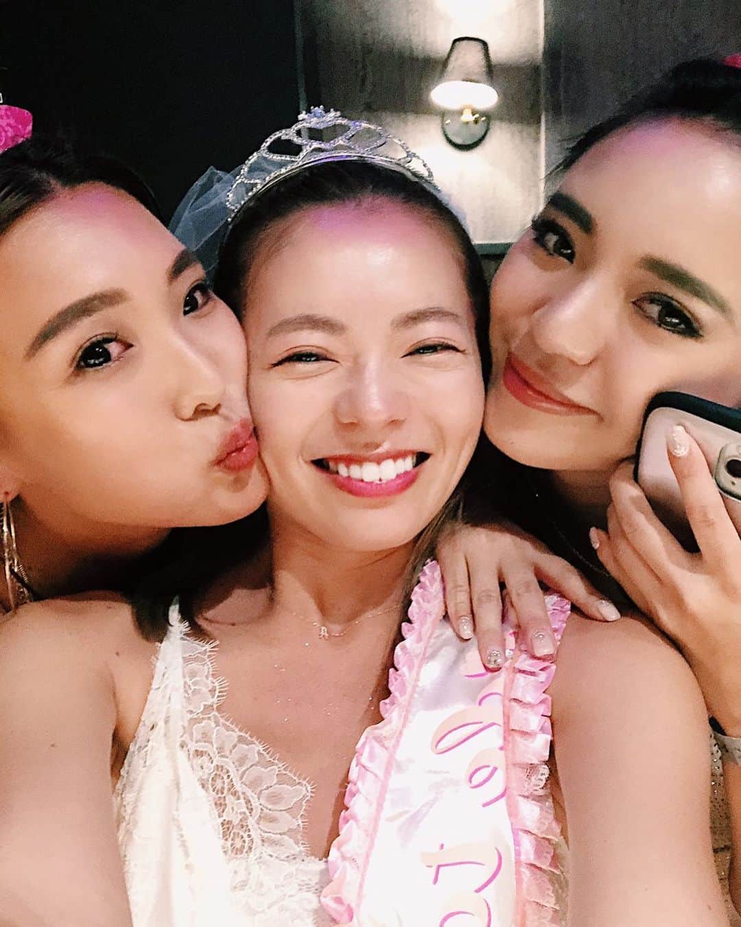 小竹麻美のインスタグラム：「いまから👰🏼💖💖💖 はやく会いたいよ〜🥺💕 #bacheloretteparty#hawaii#bridetobe #クラブのトイレでセルフィーって懐かしい#pixelで撮影#暗い中のセルフィーも綺麗#googlepixel」