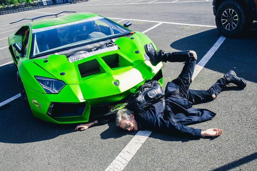 Ghastlyのインスタグラム：「How to pose w a car」