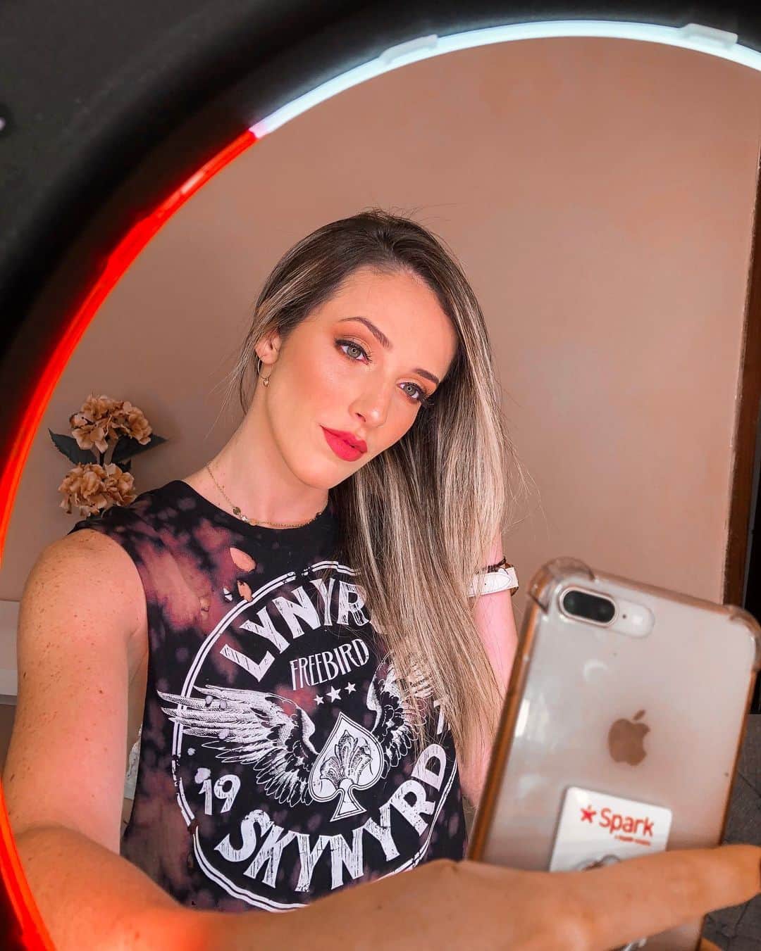 ナターリア・ガウジオのインスタグラム：「A mesma foto em ângulos diferentes... E claro com a make maravilhosa do meu curso de auto make com a @thayssmakeup... Apaixonada em tudo que aprendi nesse dia!! 😍✨💋💄💁🏼‍♀️❤️ #makeup #inlove #glow #beauty #thaysfernandesmakeup #proud #shine #makeuplovers #girls」