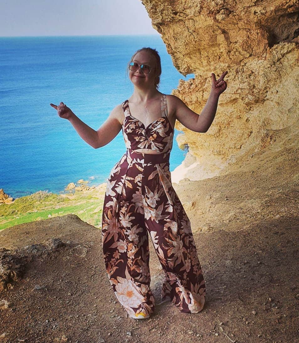 マデリン・スチュアートさんのインスタグラム写真 - (マデリン・スチュアートInstagram)「Another one of those places where I just couldn't decide which one I loved the most. Jumpsuit @sheikeandco #model #modelslife #love #disability #morealikethendifferent #downsyndrome #advocacy #weareone #m#madelinestuart」11月18日 9時33分 - madelinesmodelling_