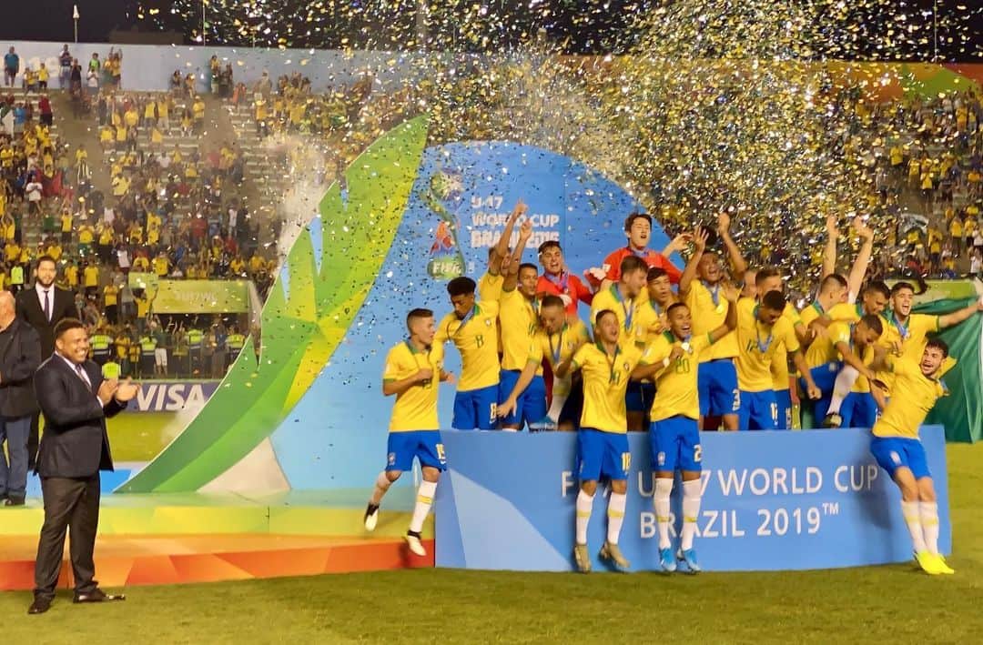 ロナウドのインスタグラム：「Parabéns #SeleçãoBrasileiraSub17! Campeões do Mundo!!!!! #mundialsub17 #u17wc #campeão #champions」