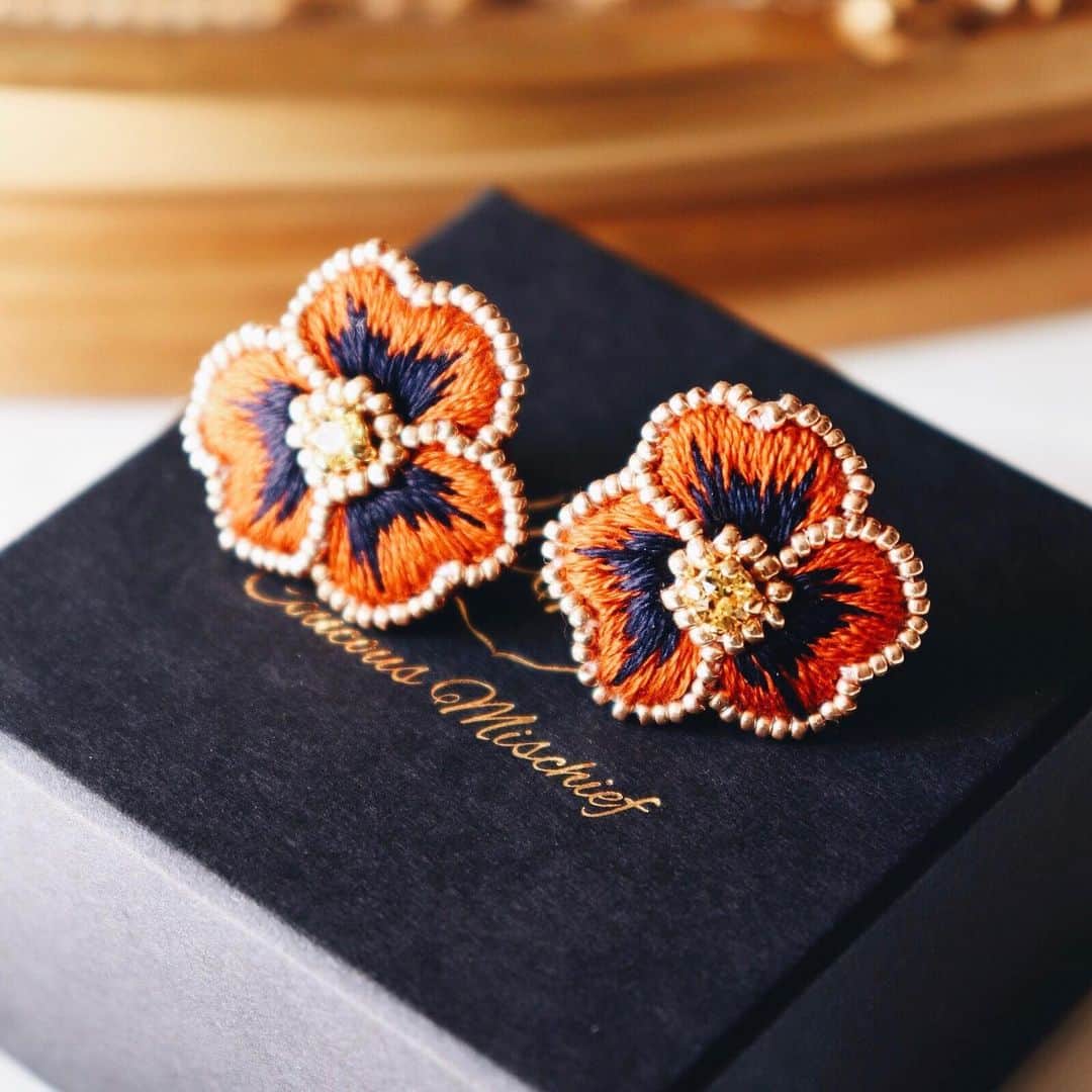 handmade shopのインスタグラム：「週末にご注文いただいたみなさま、ありがとうございます﻿ ﻿ 本日から制作に入ります🌼﻿ ﻿ ﻿ 昨日で名古屋popup終了いたしました﻿ popup行きました！というご連絡を﻿ フォロワーさんからいただいたり﻿ 嬉しかったです😊﻿ ﻿ 年内のイベントはこちらで終了です﻿ ﻿ イベント出店とonline shopを両立するのが難しく﻿ online shopは期間限定オープンしておりましたが﻿ 11月からは常時オープンします🌷﻿ (告知なくcloseすることもありますし、商品入れ替えも行います)﻿ ﻿ ﻿ 今年は﻿ 地方住みですが、頑張って﻿ 楽しみながらも福岡や東京のイベント出店や﻿ popupをやってきました﻿ ﻿ ﻿ couscousmischiefはオンラインメインの﻿ 刺繍ブランドです🌜﻿ 自分のわかる範囲で、刺繍の良さをわかる方に﻿ 販売をしたいという気持ちがあるので﻿ このような形をとっています﻿ ﻿ 来年は実際にお手にとっていただける機会は﻿ 少なくなると思いますが﻿ ﻿ 実際にお手にとっていただけない分﻿ ライブ配信や動画で作品の良さを﻿ お伝えできたらなと思っているので﻿ そういったお声を上げていただけると嬉しいです😊﻿ ﻿」