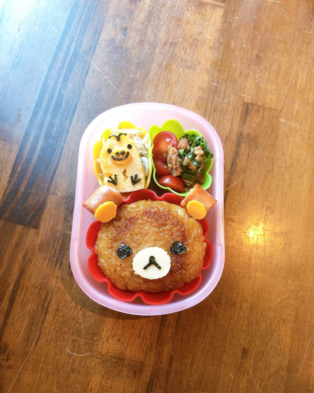 みきママさんのインスタグラム写真 - (みきママInstagram)「【リラックマ弁当です！】. . . . . 焼きおにぎりでリラックマにしました❤️❤️❤️レシピは藤原さんち②に載ってます✨✨✨ . . . . そしたら、杏ちゃん「かわいいけど、リボンつけたらもっとかわいいよ。」ってさ。. . . . . . 最後の仕上げ、ありがとうございます🤣🤣🤣🤣. . . . . #お弁当 #リラックマ  #キャラ弁 #おにぎり #onigiri #obento #fnceats #みきママ #mikimama #rilakkuma」11月18日 9時37分 - mikimama_official