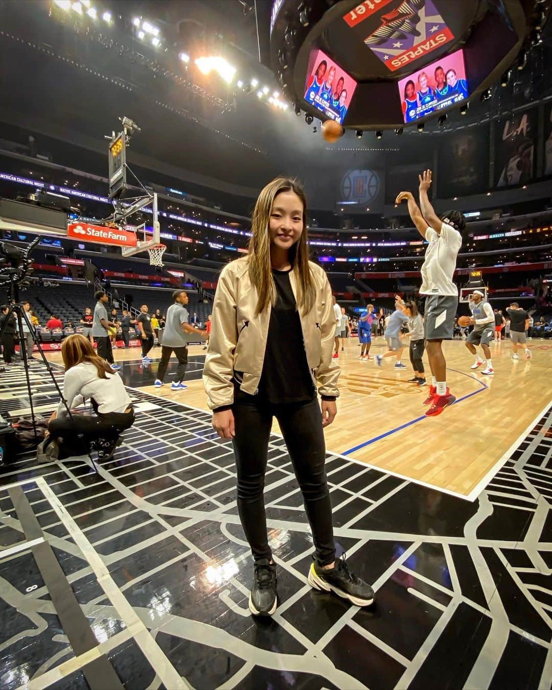 マイア・シブタニさんのインスタグラム写真 - (マイア・シブタニInstagram)「SWISH (I think. I don’t know... my back was turned) 😝 Fun Saturday night with the @laclippers! 🏀」11月18日 9時44分 - maiashibutani