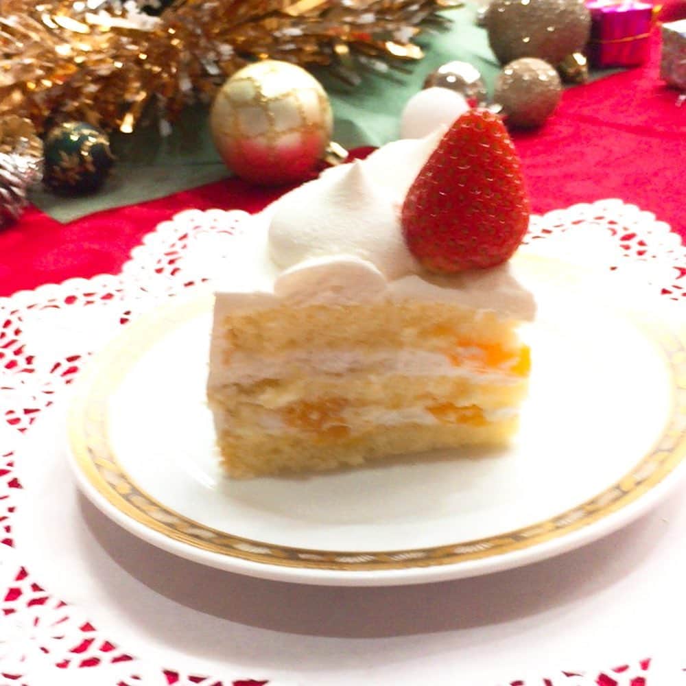 poroco（ポロコ）さんのインスタグラム写真 - (poroco（ポロコ）Instagram)「街はもうクリスマス一色ですね。クリスマス🎄といえば、欠かせないのが美味しいケーキ🎂❗️ もうどこのケーキを買うかチェックしてますか❓ 今回、セイコーマートさんのクリスマスケーキ試食会に参加させていただいたので、ケーキのご紹介とともに試食会の様子をお伝えします😊 porocoのWEBでnews&reportをチェックしてください♪  #poroco #ポロコ #クリスマスケーキ #セイコーマート #セコマ #札幌スイーツ」11月18日 9時45分 - poroco_magazine