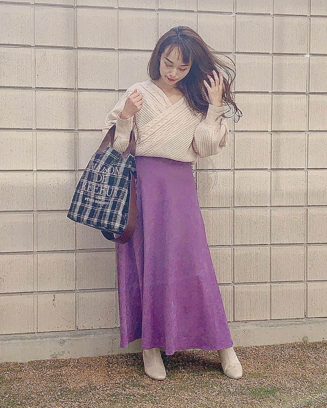 Okada Reinaさんのインスタグラム写真 - (Okada ReinaInstagram)「いつかの☺️ @nostalgia_jp さんの展示会で付けた服✨ このカシュクールニットだいぶ愛用してます😂‼️ 前後2wayに着られていろいろ合わせやすい✨  スカートもスェード風で今年らしいもの💕  そしてだいぶ　#プチプラな全身 🤣  Knit Skirt  @nostalgia_jp  Bag @maisondereefur  Boots @reedit_official  #ootd #outfit #fashion #fashionlover #大人カジュアル#ママコーデ #ママファッション #プチプラコーデ #プチプラファッション #今日のコーデ #コーディネート #ootd_kob #locari #hugmugstylingbu #dorris_jp」11月18日 9時48分 - okarei26