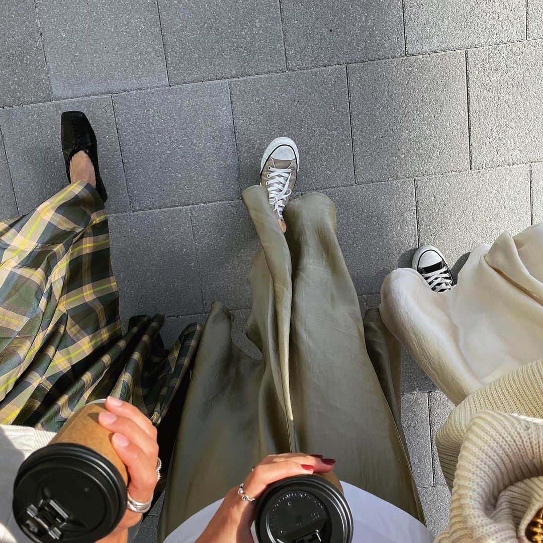 美生のインスタグラム：「大人気の﻿ ヴィンテージ風シャイニースカート♡﻿ ﻿ きっとお買い物してくださった皆さんにも﻿ 気に入っていただけるはず♡﻿ ﻿ 今週もものすごい物欲と共に出勤🤭﻿ お仕事頑張って﻿ たくさんお買い物したいと思います😂﻿💕 ﻿ 今週はお家LIVEもできたらいいな✨﻿ ﻿ ﻿ さて、今週も頑張ります💪✨﻿ ﻿」