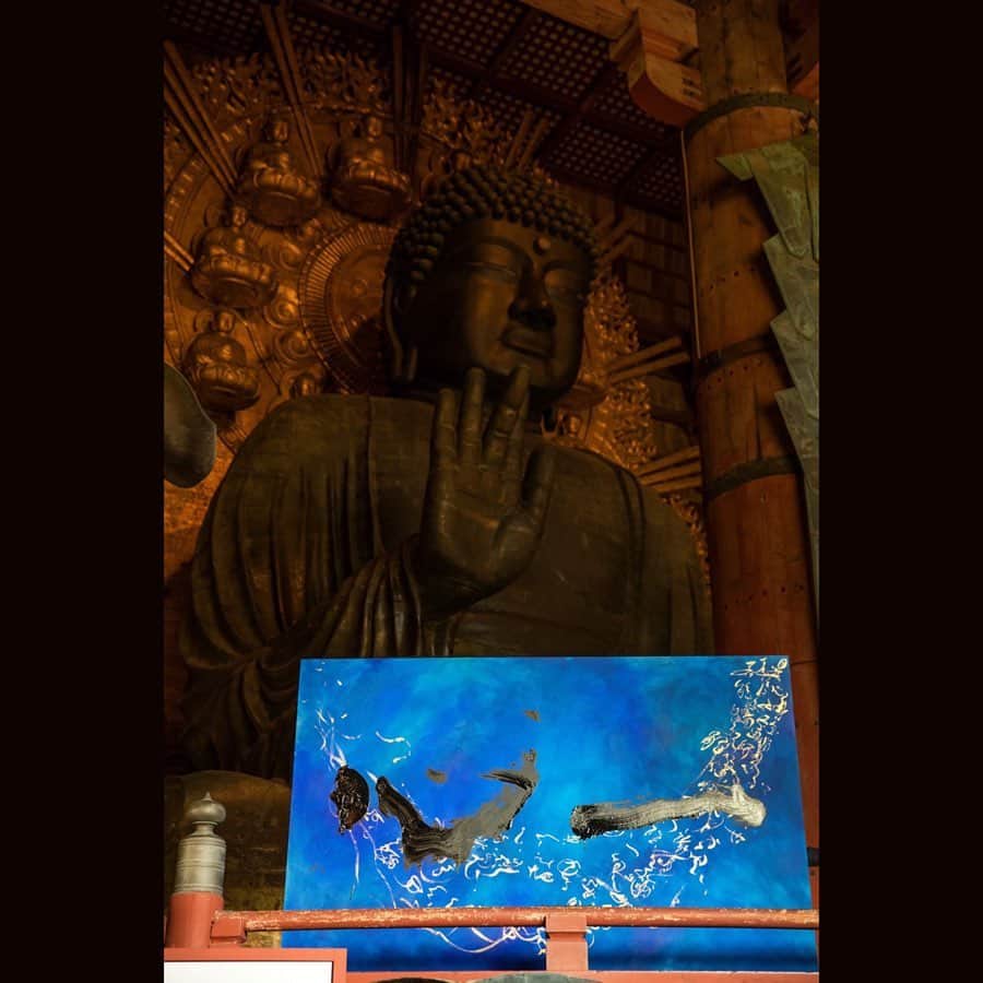 岡西佑奈さんのインスタグラム写真 - (岡西佑奈Instagram)「東大寺奉納記念儀式が無事に終えることができました。 ご来場いただきました皆様、誠にありがとうございました。  世界文化遺産であるこの東大寺で展覧会を開催させていただくこと またこんなにも大仏様のお近くで作品を書かせていただけたこと今でも夢のような気持ちです。  描かせていただいた作品は “全ては心の中に” というタイトルの作品です。 下に描いた青は、海の青、空の青、そして私たちの地球の青です。 その上に華厳宗大本山であるこの東大寺で 大切にされてきた華厳経の中にある“唯心偈”を。 重ねて“一心”と描いております。  私たち地球人が思いやりの心でつながり 改めて絆を深め合い 争いではなく手を取り合い心を一つにし 万物と共存共栄していくことを願い 作品を描かせていただきました。  新しいこの令和の時代から 私たち一人一人の心の中にある光を 未来へと繋げていきたいと心から願っております。  撮影:高井朝埜  #東大寺ミュージアムでの展覧会は21日まで開催しております #calligraphy#yuunaokanishi#livepainting#書道パフォーマンス#書道#書道家#岡西佑奈#書道家岡西佑奈」11月18日 9時51分 - yuunaokanishi