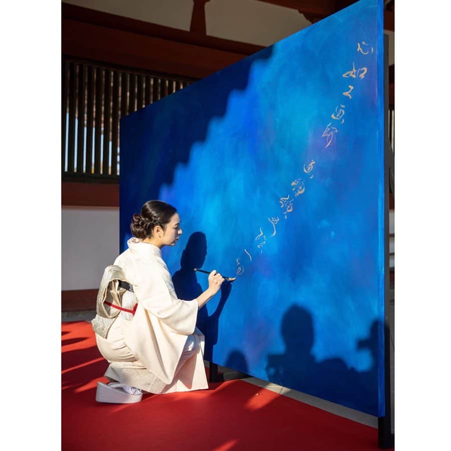 岡西佑奈さんのインスタグラム写真 - (岡西佑奈Instagram)「東大寺奉納記念儀式が無事に終えることができました。 ご来場いただきました皆様、誠にありがとうございました。  世界文化遺産であるこの東大寺で展覧会を開催させていただくこと またこんなにも大仏様のお近くで作品を書かせていただけたこと今でも夢のような気持ちです。  描かせていただいた作品は “全ては心の中に” というタイトルの作品です。 下に描いた青は、海の青、空の青、そして私たちの地球の青です。 その上に華厳宗大本山であるこの東大寺で 大切にされてきた華厳経の中にある“唯心偈”を。 重ねて“一心”と描いております。  私たち地球人が思いやりの心でつながり 改めて絆を深め合い 争いではなく手を取り合い心を一つにし 万物と共存共栄していくことを願い 作品を描かせていただきました。  新しいこの令和の時代から 私たち一人一人の心の中にある光を 未来へと繋げていきたいと心から願っております。  撮影:高井朝埜  #東大寺ミュージアムでの展覧会は21日まで開催しております #calligraphy#yuunaokanishi#livepainting#書道パフォーマンス#書道#書道家#岡西佑奈#書道家岡西佑奈」11月18日 9時51分 - yuunaokanishi