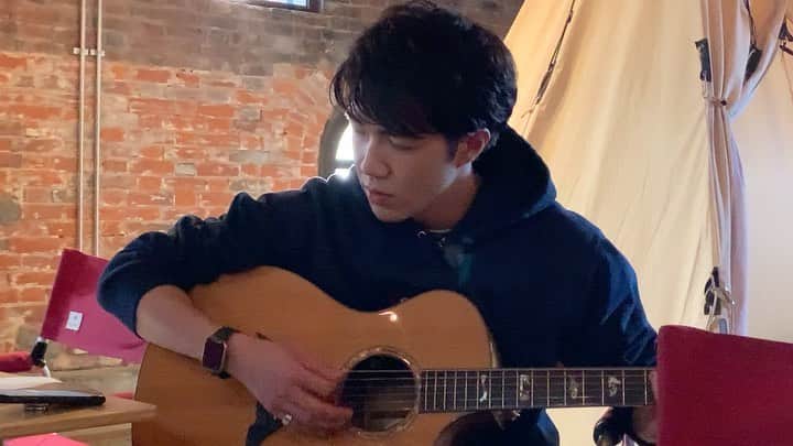 のインスタグラム：「「よしっ！」だってさ笑 なんの曲だろねー 放送をお楽しみにー🤗 、 #中澤卓也 #北のたずね人 #なじラテ #ロケ」