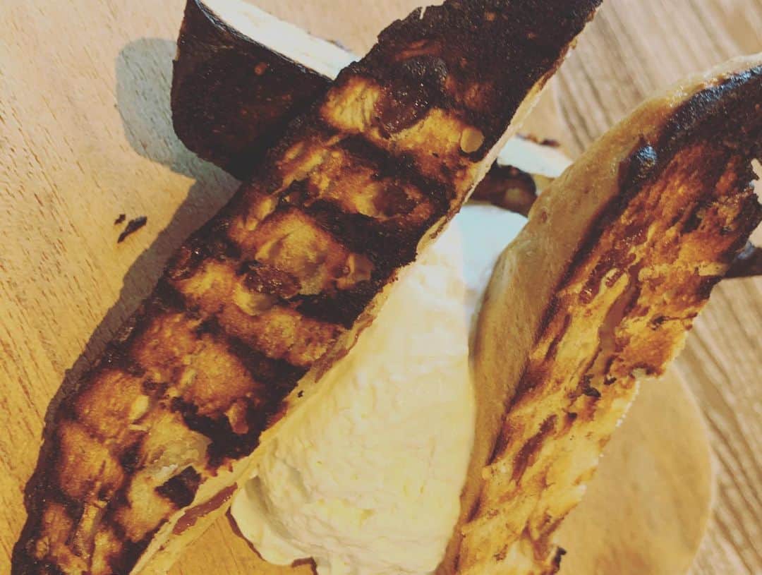 安田美沙子さんのインスタグラム写真 - (安田美沙子Instagram)「家族でミッドタウンへランチ後、お知り合いの展示会に🎄 HARBSのケーキが目に入り、差し入れに購入。自分で持ちたい！と言いウキウキ小走りで、案の定こけた。笑 平和なお昼😊❤️✨ . . . #instagood #instafood #lunch #harbs #family #cake  #boy #小さい彼氏 #christmas #supreme @midtown.tokyo」11月18日 10時03分 - yasuda_misako