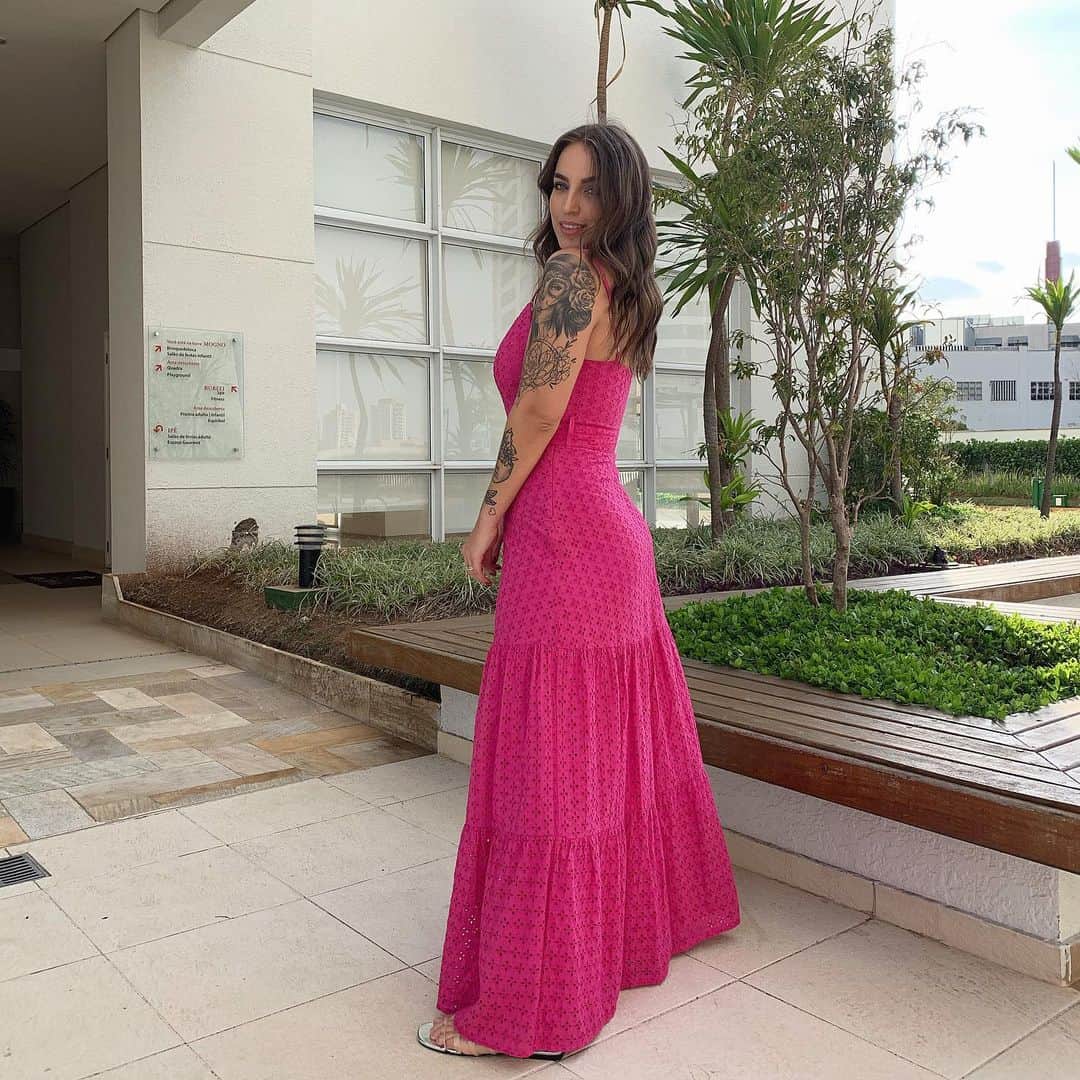 Bruna Unzuetaのインスタグラム：「de domingo usamos rosa também! 💖🤷🏻‍♀️」