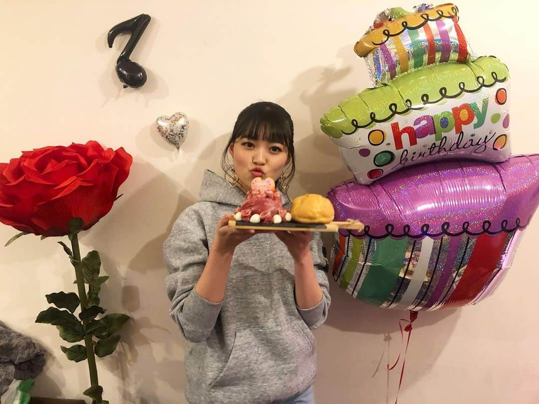 DJ JUICYさんのインスタグラム写真 - (DJ JUICYInstagram)「私のかわいい親戚のさきちゃんが、先日お誕生日を迎えたので我が家でお祝いしました😊💓 高校生なのに生ハムが大好きなさきちゃん🥓😄✨ おばさん作りましたぁ🙋🏻‍♀️ 3種類のチーズと🧀トマト🍅アボカド🥑を使って生ハムを巻き巻き🎂シュークリームはおまけね😆笑  喜んでくれて良かった🤗イイ歳になりますよぅに😌🙏💖 この日は自分の事を振り返ってみました... 彼女と同じように。 17歳で、岡山から上京して、初めての誕生日！何をしてたのか全然思い出せない...🤔🤔🤔💦 う〜ん、、。何してたんだろ😅😅笑  それにしても月日が経つのは早いなぁ〜🤩🤩🤩 #happybirthday #cake #生ハム#生ハムケーキ」11月18日 10時06分 - dj_juicy0912