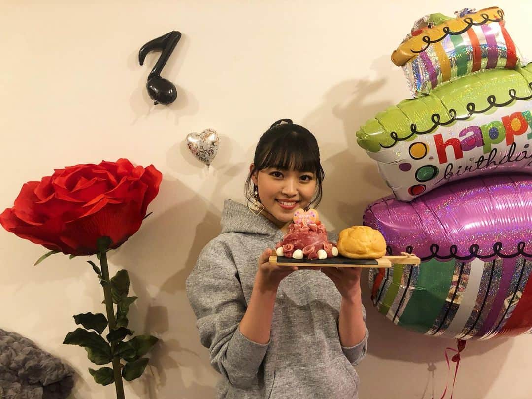 DJ JUICYのインスタグラム：「私のかわいい親戚のさきちゃんが、先日お誕生日を迎えたので我が家でお祝いしました😊💓 高校生なのに生ハムが大好きなさきちゃん🥓😄✨ おばさん作りましたぁ🙋🏻‍♀️ 3種類のチーズと🧀トマト🍅アボカド🥑を使って生ハムを巻き巻き🎂シュークリームはおまけね😆笑  喜んでくれて良かった🤗イイ歳になりますよぅに😌🙏💖 この日は自分の事を振り返ってみました... 彼女と同じように。 17歳で、岡山から上京して、初めての誕生日！何をしてたのか全然思い出せない...🤔🤔🤔💦 う〜ん、、。何してたんだろ😅😅笑  それにしても月日が経つのは早いなぁ〜🤩🤩🤩 #happybirthday #cake #生ハム#生ハムケーキ」