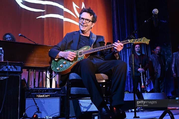 シェリル・クロウさんのインスタグラム写真 - (シェリル・クロウInstagram)「What an inspiring night! @michaeljfoxorg is fighting the good fight with giant gloves! 👉🏻 @realmikejfox rocking that amazing green guitar to some Chuck Berry... what a treat to play with him! 🎸 And had a blast playing with the Steve Jordan Super Soul Banned! Great night!  #afunnythinghappenedonthewaytocureparkinsons」11月18日 10時14分 - sherylcrow